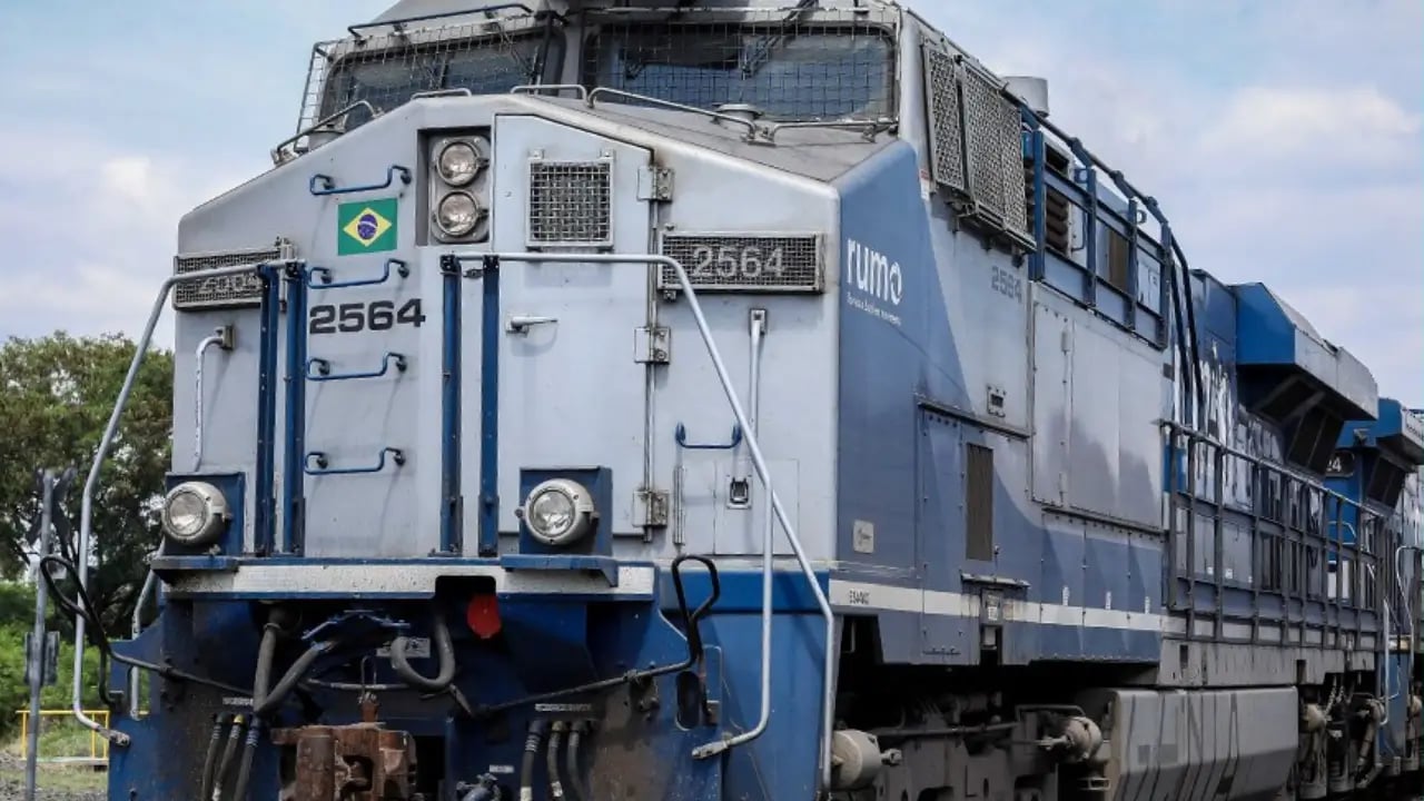 Lucro líquido da Rumo mais que dobra no 4T25: é hora de investir nas ações?