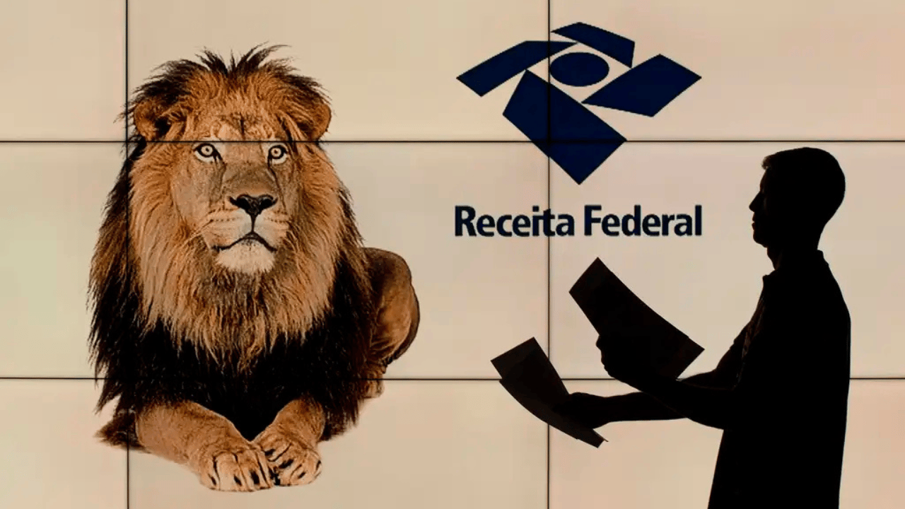 A imagem mostra um leão ao lado do logo da Receita Federal enquanto uma pessoa mexe com documentação para o IR 2026
