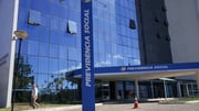 INSS proíbe oito instituições financeiras de fazer novos consignados para aposentados