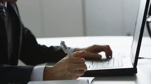 Operar menos rende mais? O que mostram Morningstar e Barber-Odean