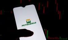 PETR4 sobe 44% no ano e descola dos preços do petróleo