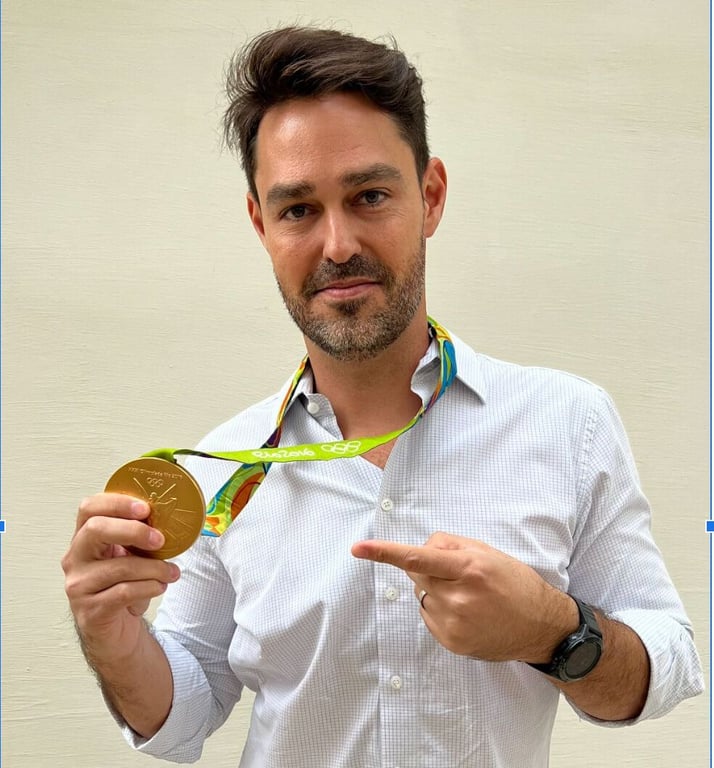  Bruce Barbosa com medalha olímpica no pescoço