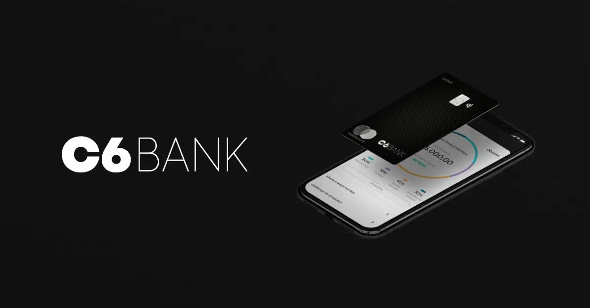 Logotipo do C6 Bank ao lado de celular com app e cartão da instituição sobre fundo preto