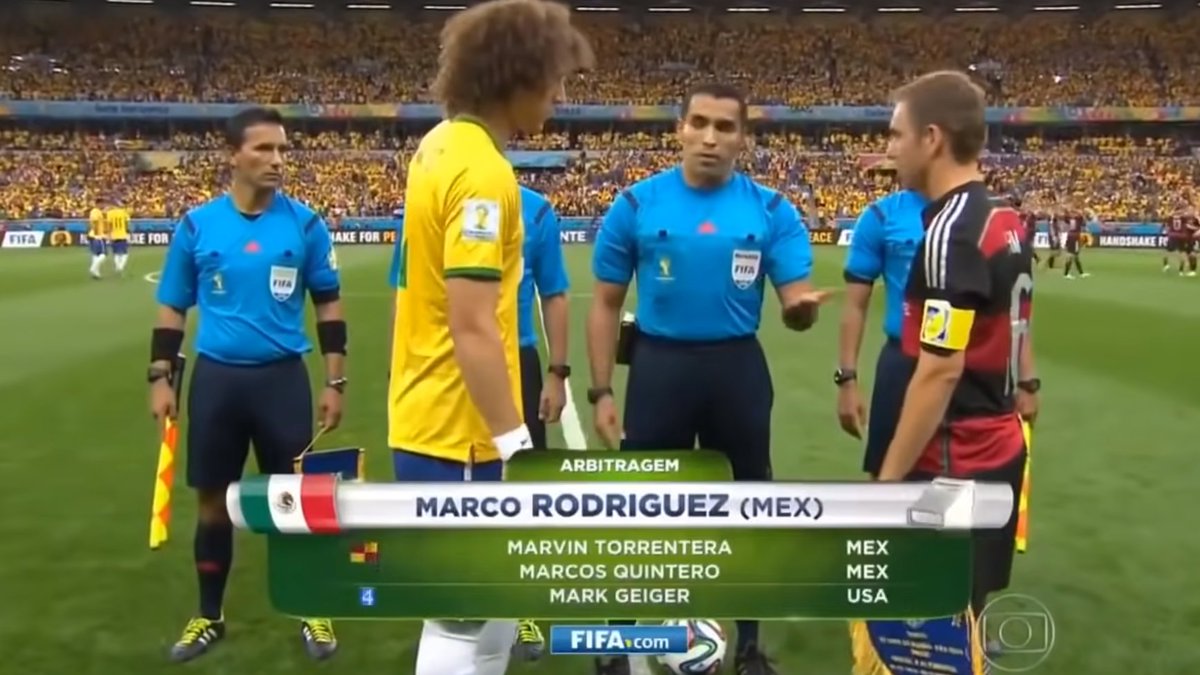 Imagem de David Luiz e jogador alemão no jogo Brasil x Alemanha na Copa do Mundo de 2014.