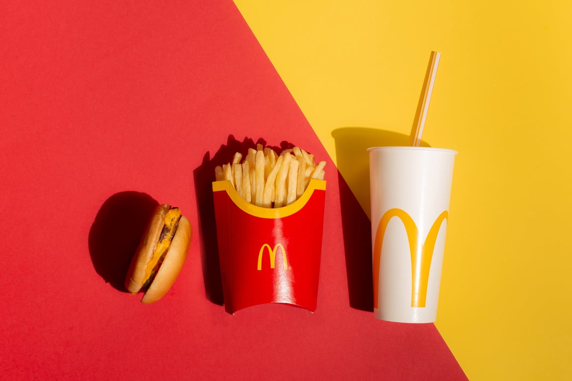 Combo McDonald's: lanche, batata e refrigerante.