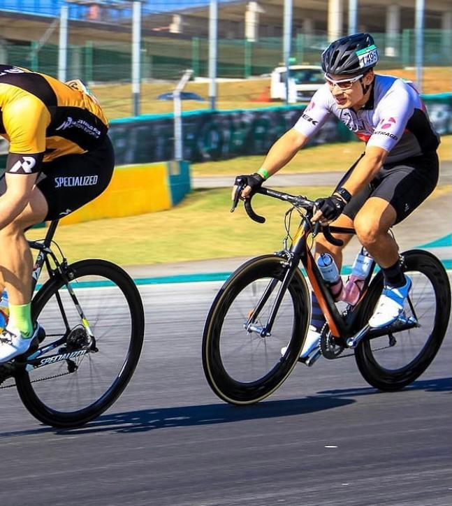 Guilherme andando de bicicleta.