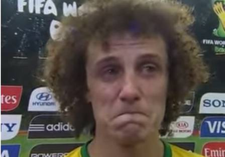 Imagem de David Luiz chorando após a derrota no jogo Brasil x Alemanha. 