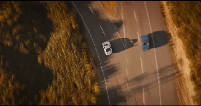 Imagem mostra bifurcação em uma rodovia, com dois carros  indo cada um para uma direção.