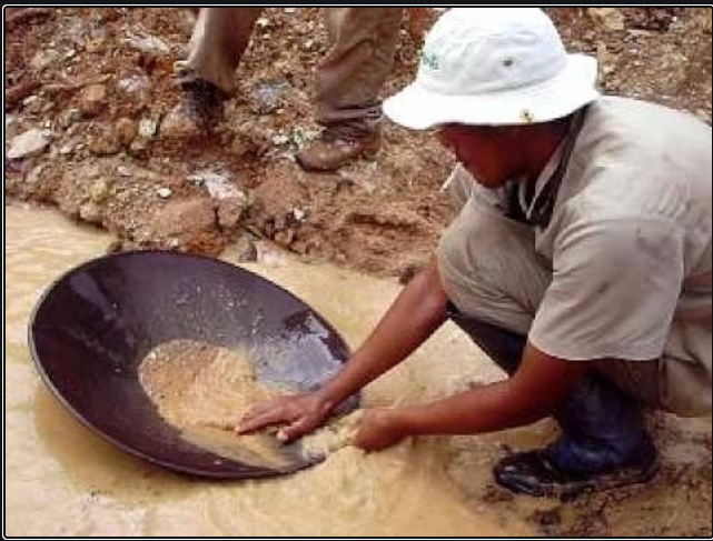 Garimpeiro manuseando uma bateia.