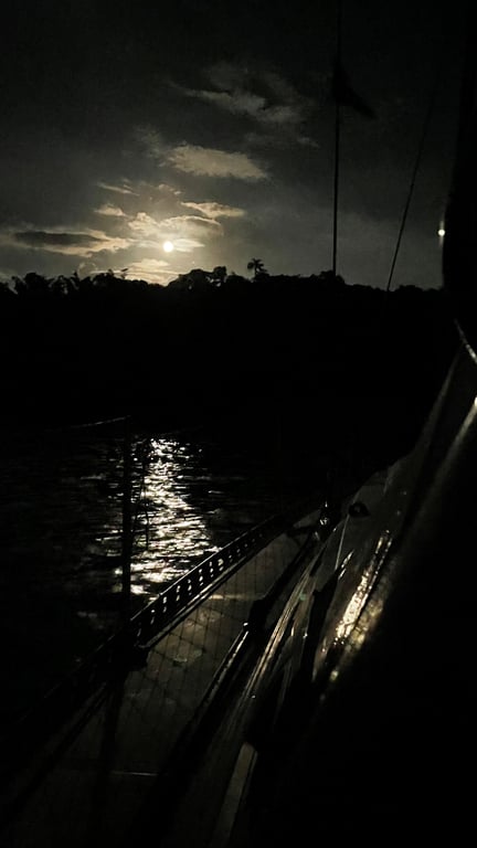 Foto do luar tirada durante uma das noites no veleiro.