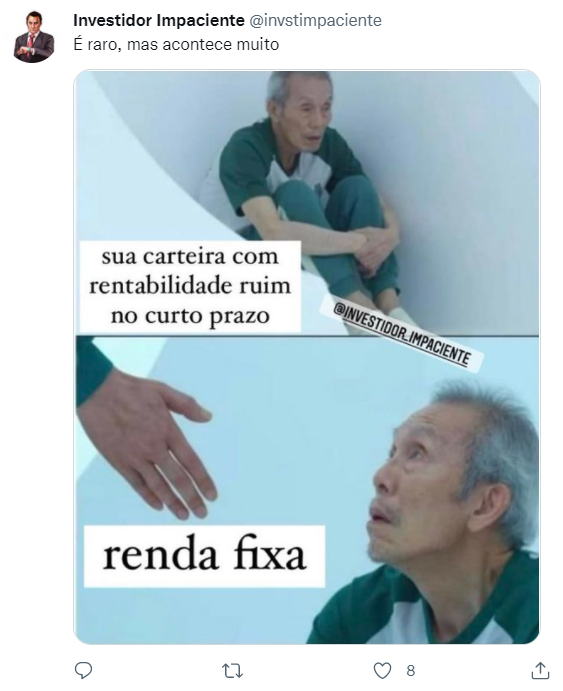 Meme: tweet (@invstimpaciente) "É raro, mas acontece muito" seguido de meme com duas imagens. Imagem acima: "sua carteira com rentabilidade ruim no curto prazo"; imagem abaixo "renda fixa" (mostra uma mão estendida para um senhor – personagem da série da Netflix, "Round 6").