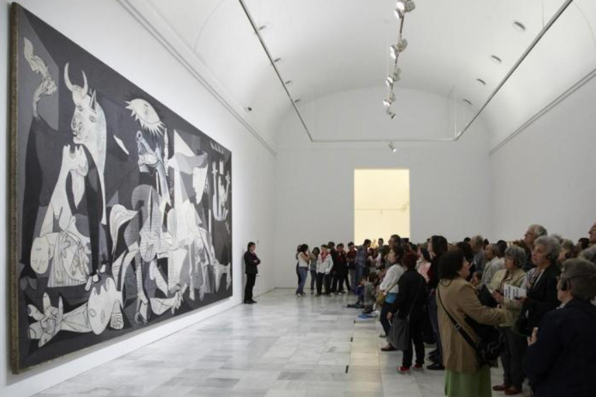 Pessoas observam a obra de Picasso (Guernica).