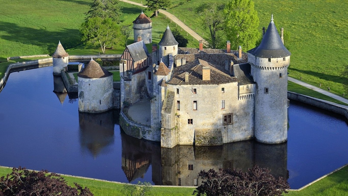 Foto de Castelo com fosso. 