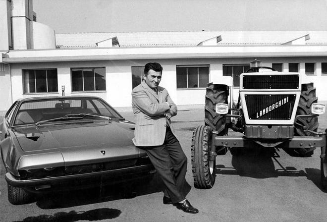 Ferruccio Lamborghini posa ao lado do novo carro esportivo com motor V-12 e um dos tratores Lamborghini. 