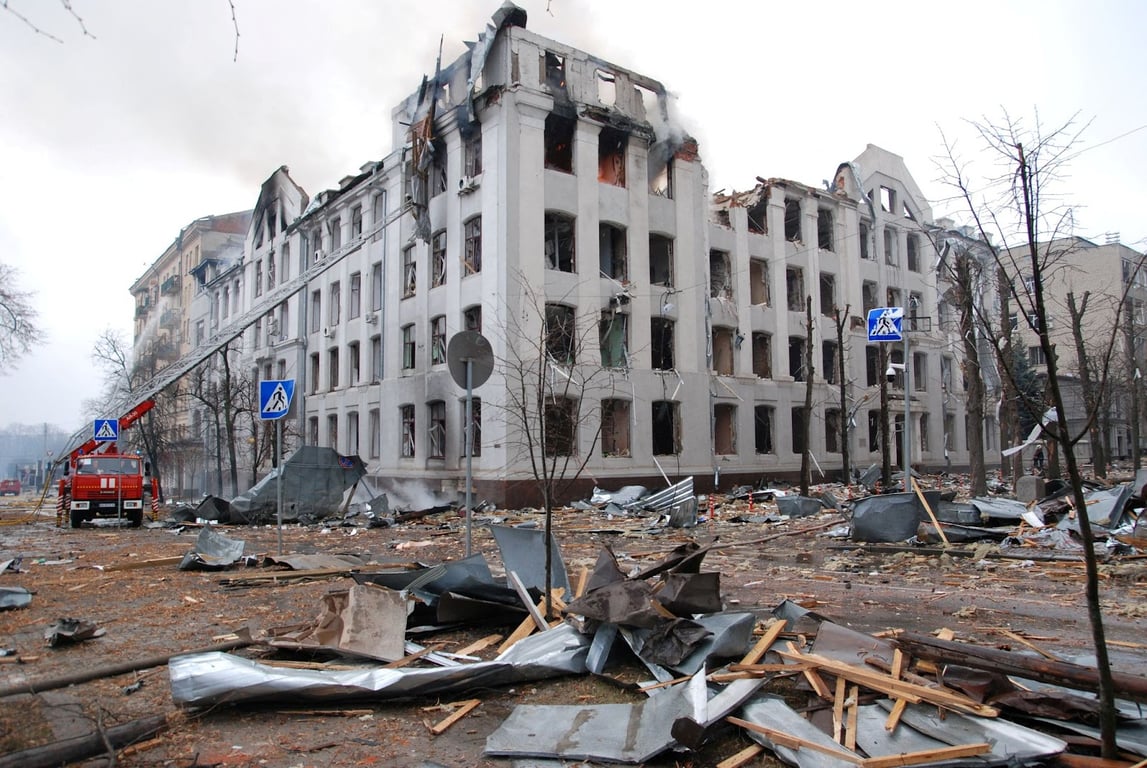 Bombeiros trabalham para apagar um incêndio no prédio da Universidade Nacional de Kharkiv.